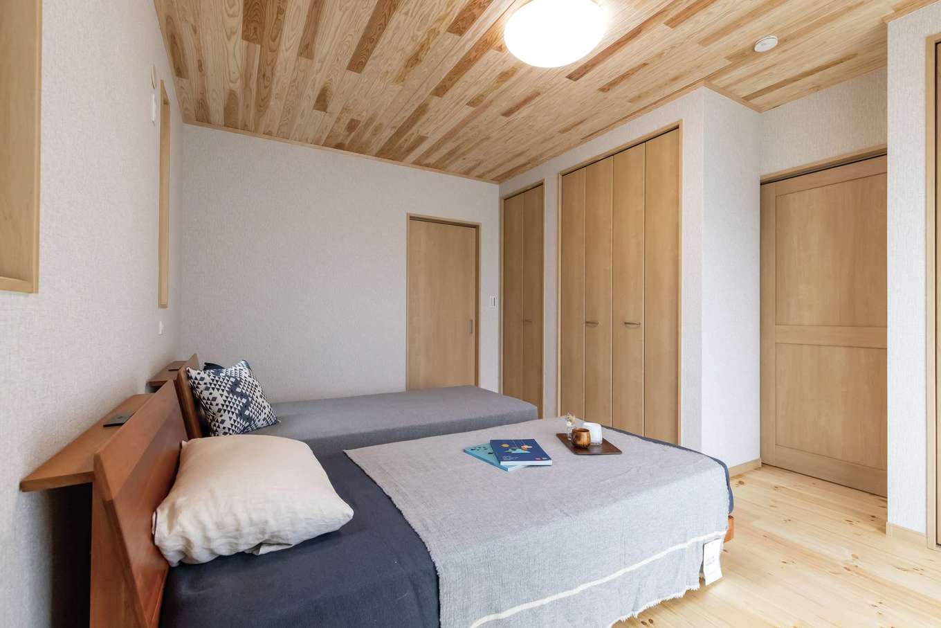 住まいるコーポレーション【二世帯住宅、自然素材、平屋】松の床と珪藻土の壁、杉の天井による自然素材の空間に癒される寝室。ウォークインクローゼットと壁面収納を設け、収納もたっぷり！