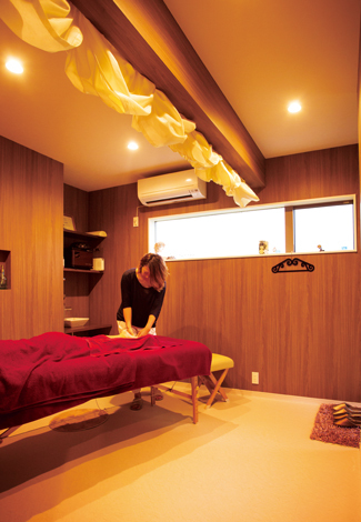 奥さまが趣味で楽しむためのリンパマッサージルーム。心地よいBGMが流れ、心身ともに癒される。将来的にはここで独立開業したいという夢もある