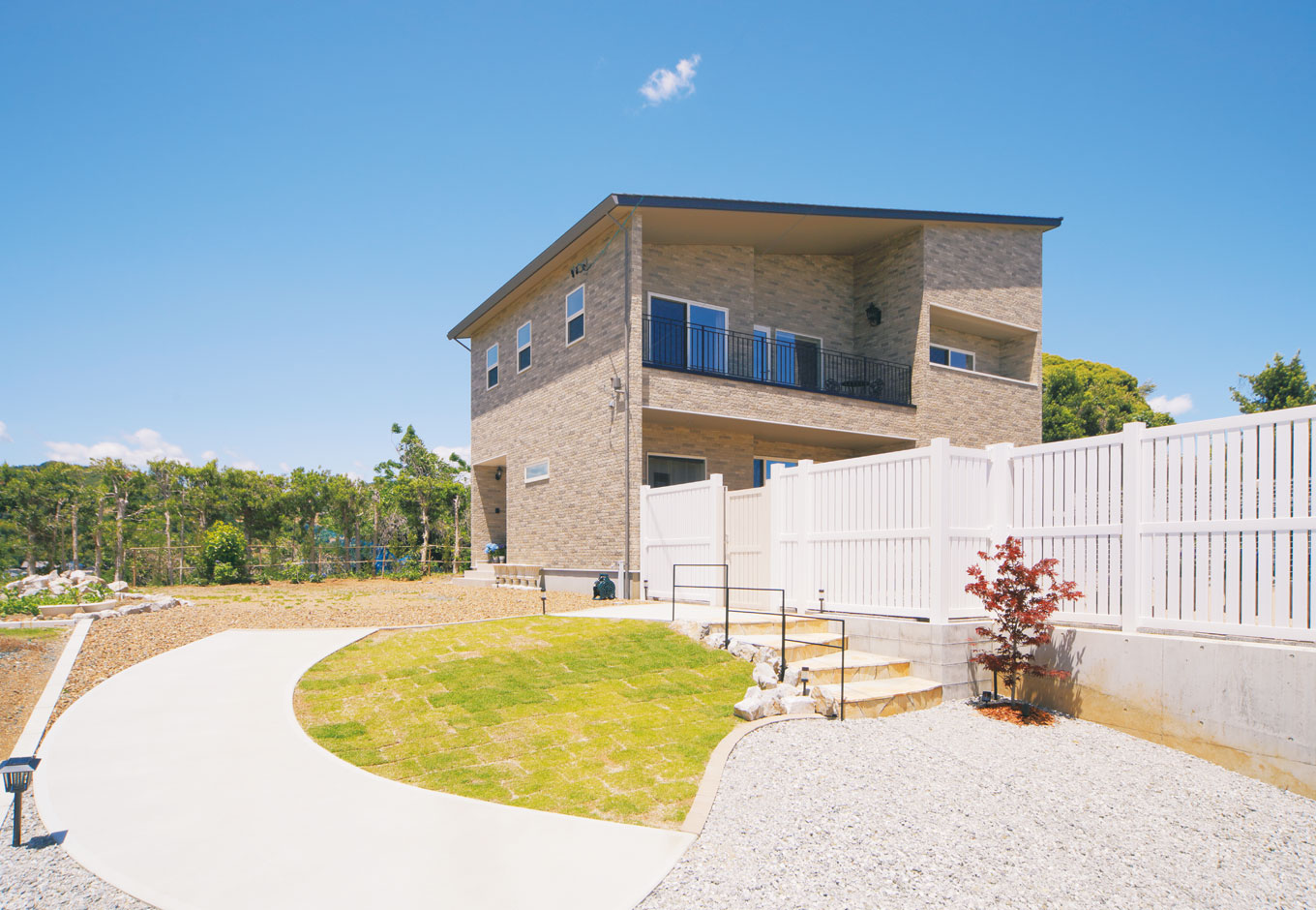 幹工務店【デザイン住宅、輸入住宅、インテリア】美しい山の稜線と井伊谷川を望む高台の地に建つNさんの新居。スタイリッシュな片流れの外観が印象的