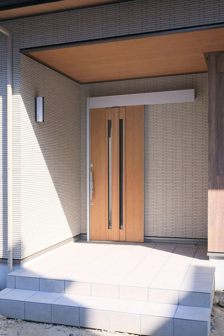 吉川住建【和風、二世帯住宅、自然素材】親世帯の玄関。軒天に無垢材を使い、あたたかみを出した