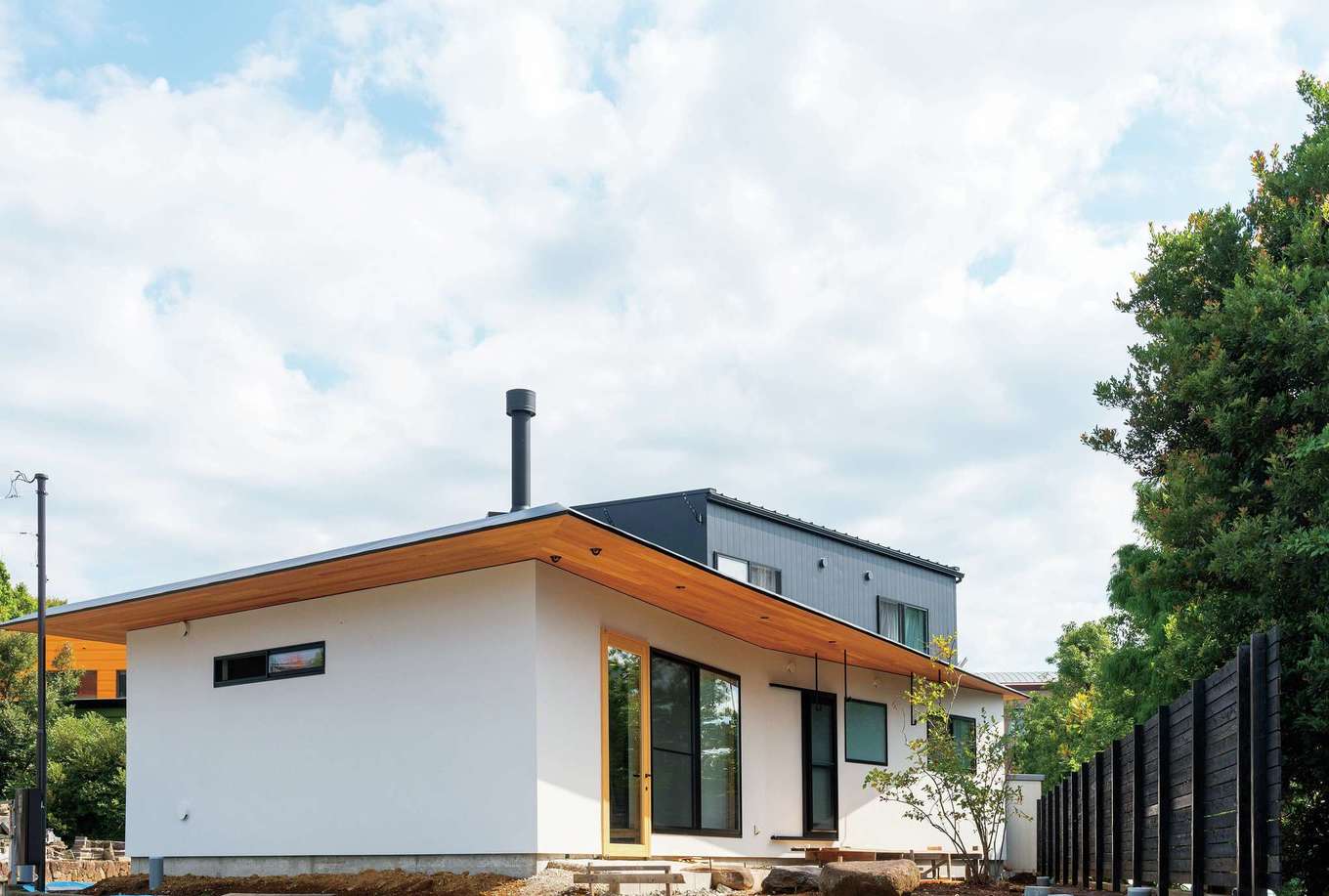 建杜 KENT（大栄工業）【デザイン住宅、自然素材、建築家】外壁は淡いグレーの塗り壁。子ども達の部屋を２階に確保。当初平家を希望した夫妻のため、子どもが巣立った後は１階だけで暮らせるように設計した