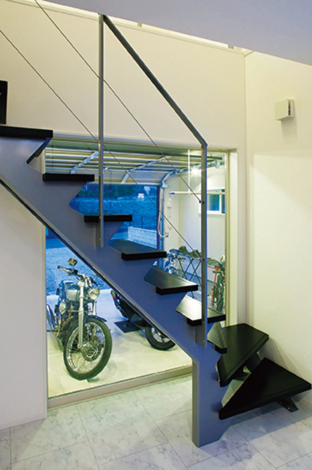 2 階に上がる時にも必ず愛車が見える