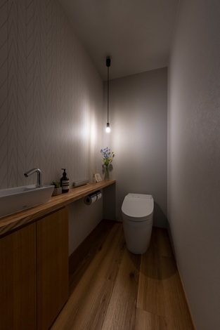 シックで落ち着いたグレー基調のトイレ。