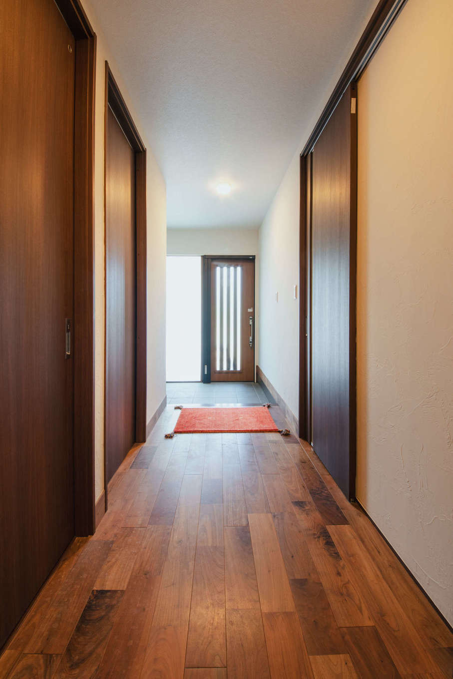 エフエフ住宅【子育て、和風、自然素材】ウォールナットの無垢床が高級感を醸す廊下