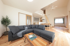ナチュラルテイストのカフェ風リビングで家族時間を