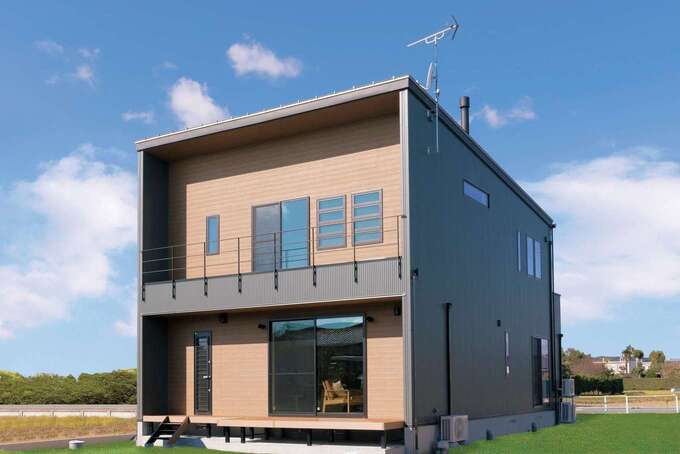 キューブスタイルの外観は、深緑×木目調の外壁が個性的