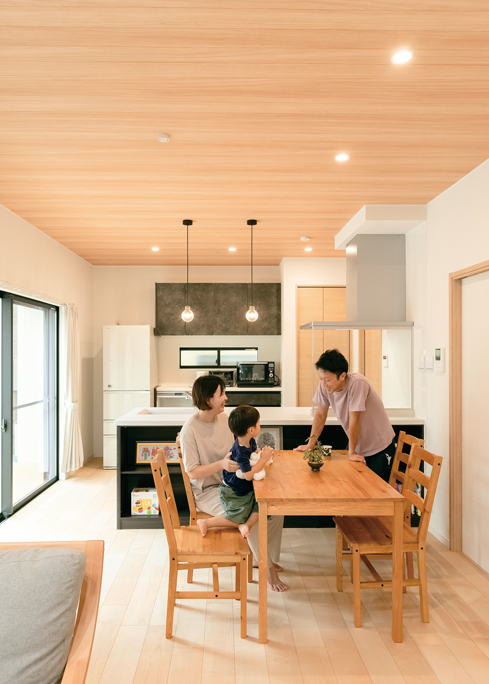 アイワホームサービス【1000万円台、デザイン住宅、間取り】ワイドサッシから光を招く明るいLDKはオープンキッチンが開放感をもたらし、回遊性のある間取りが家事動線を短縮。ダイニングから外へとつづくデッキが、ゆとりとくつろぎを添える