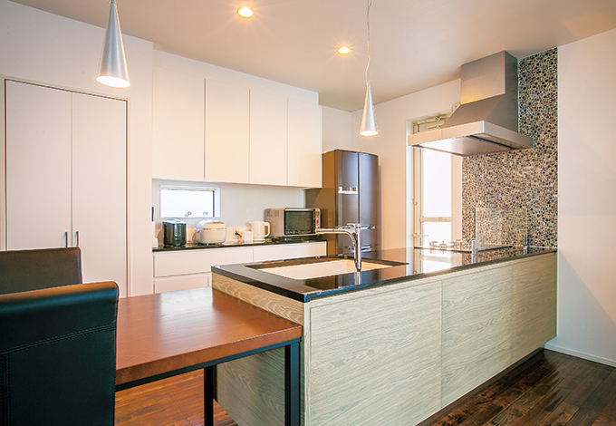 宙に浮かぶようなデザインが美しいオリジナルキッチン 「REGALOⅢ」。天板は黒御影石、水栓金具はイタリア製