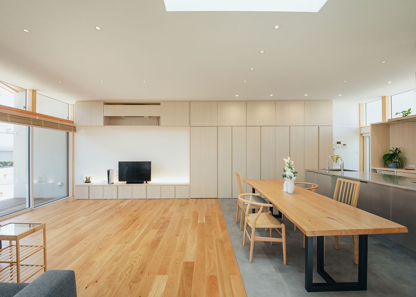 小幡建設【デザイン住宅、収納力、趣味】ナチュラルモダンなテイストに癒やされるLDK。テレビ右横の「隠し扉」を開けると、子ども部屋・水回りへとつながる