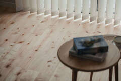 西南サクラの無垢床は素足に優しい