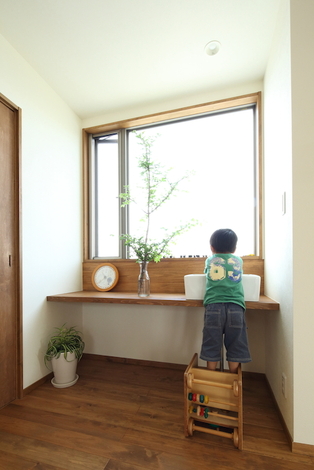 2階のフリースペースに設けた洗面台。北面ならではの柔らかな光が心地よく降り注ぐ