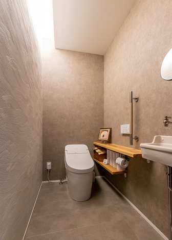 ベージュカラーで統一したトイレ。異素材を組み合わせ垢ぬけた印象に。天井から自然光を取り入れた