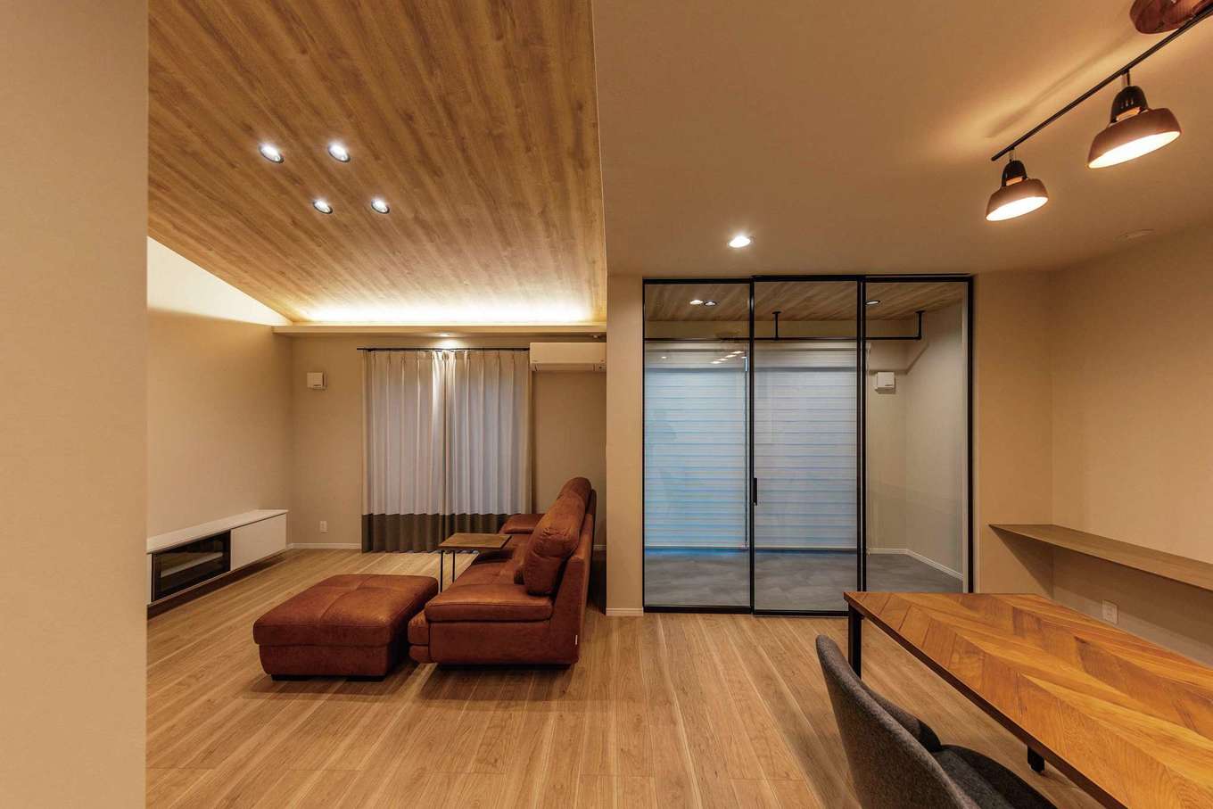 渡辺建設【省エネ、ペット、平屋】夜のリビングは温かみのある間接照明で癒しの空間に。太陽光発電と蓄電池で、電気代を気にせずに暮らせる