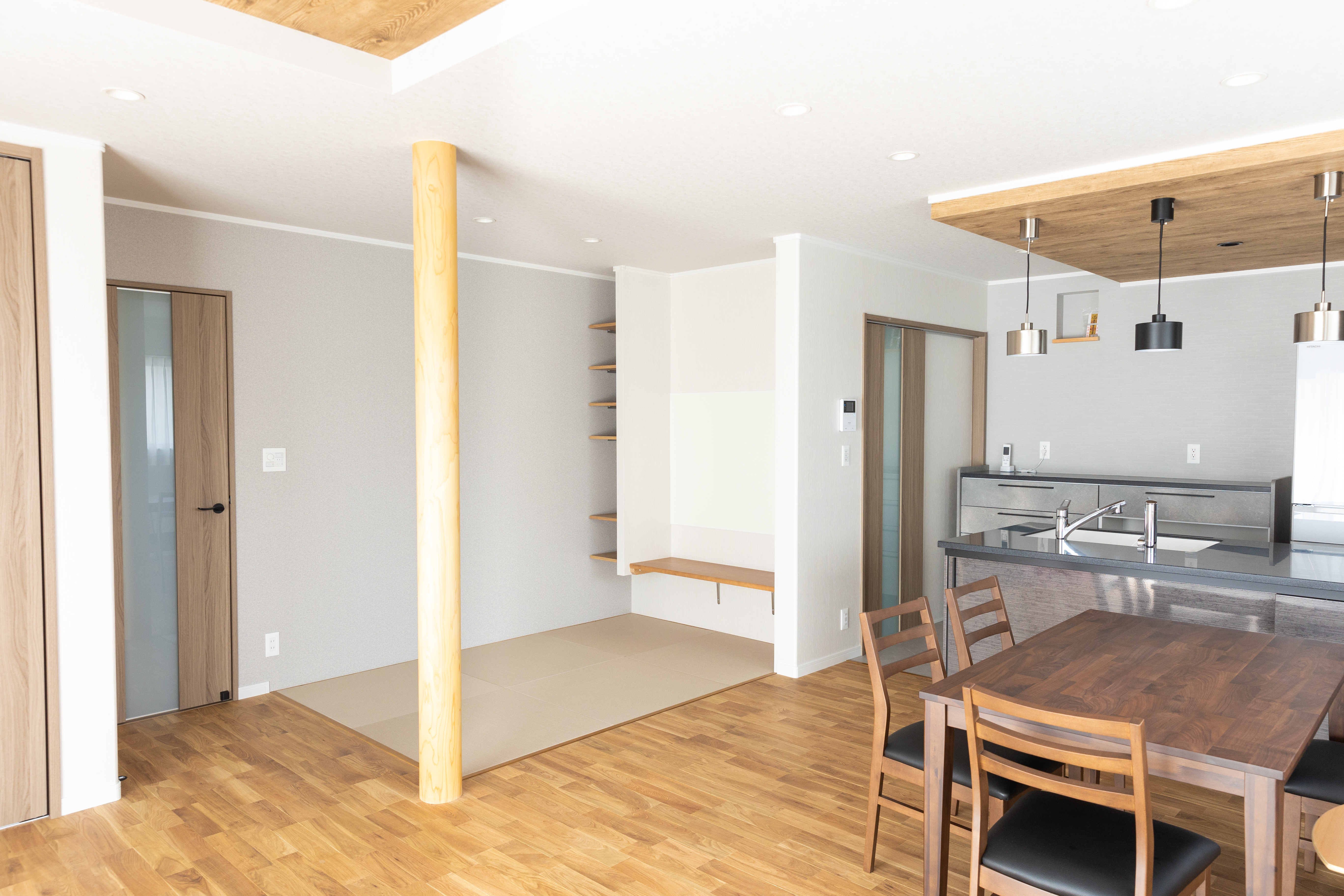 無垢材の床と化粧柱　　畳コーナー