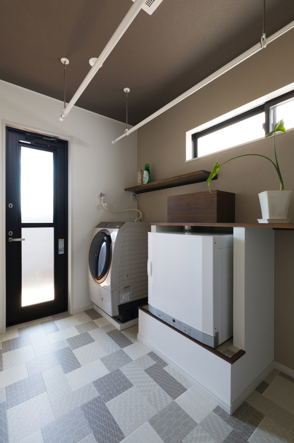 ナイスホーム｜洗濯家事の負担を減らしてくれるランドリールーム。勝手口からはインナーバルコニーに出ることができ、雨がかからないので外に干したままでも安心