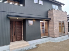 木目調の玄関ドアが落ち着いた印象を与える