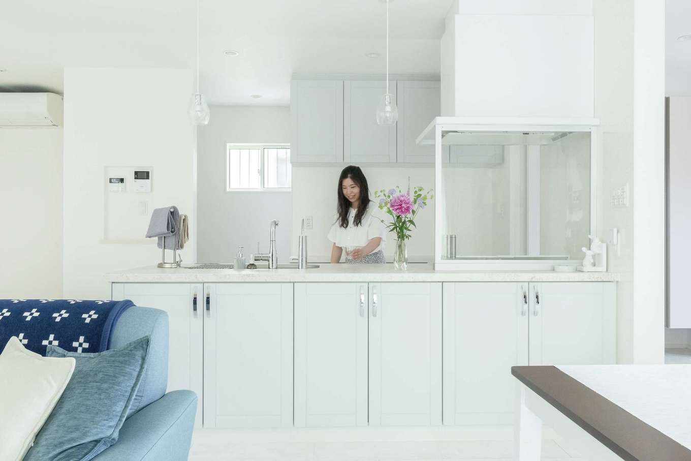 HAPPY HOUSE（山田工務店）【デザイン住宅、間取り、インテリア】料理好きな奥さまだが、キッチン回りは「生活感をなくすこと」を要望。家電や食品ストックは奥のパントリーへ