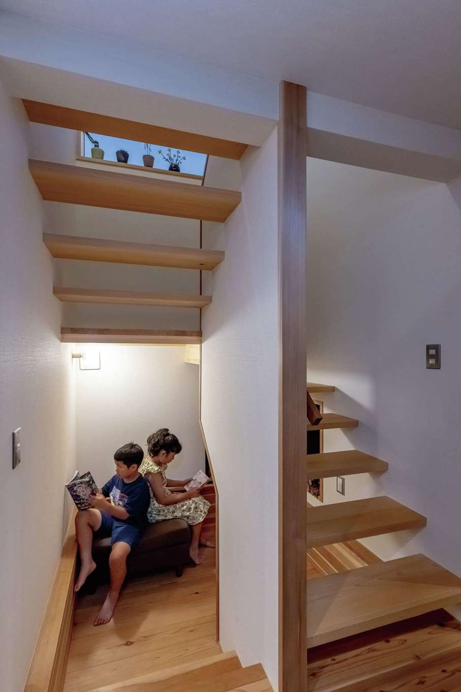 石牧建築【趣味、自然素材、省エネ】階段下の半地下スペースを活かして、子どもたちの読書スペースに