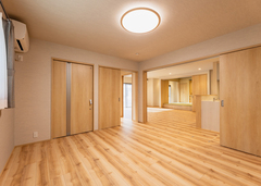 寝室は、夫婦の生活動線を最短にするためLDKに直結。また、夜間のトイレ利用が楽になるよう、玄関ホールに設けたトイレに寝室側からも利用できる扉を設置