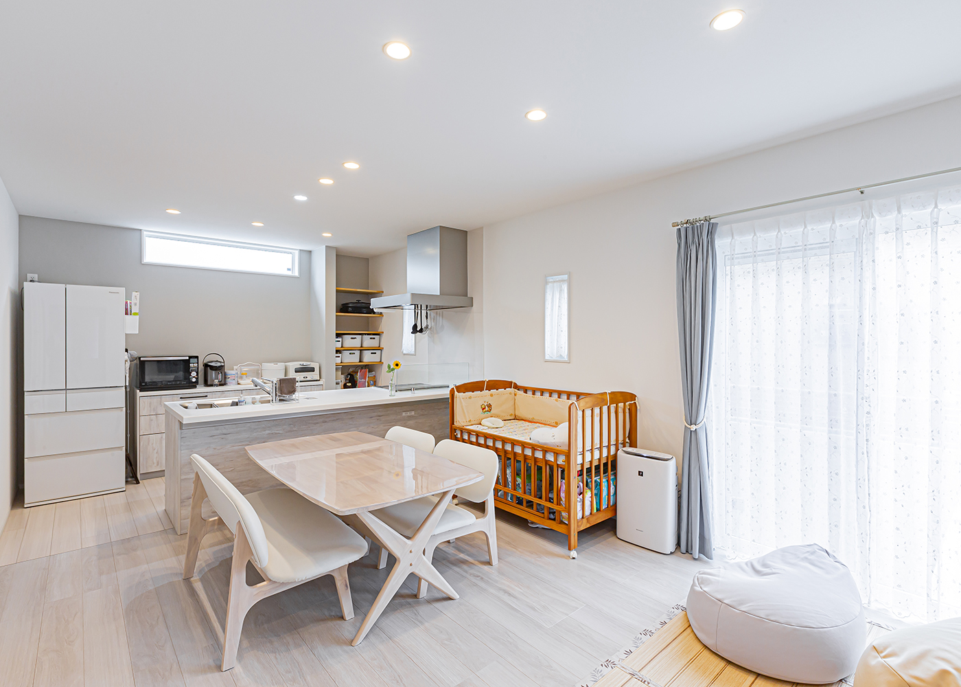 cozy house（小塚建設）【子育て、間取り、インテリア】リビングは、床も含めて白を基調にした。家族みんなが集まる団欒の空間は、シンプルで明るく、清潔感に満ちている