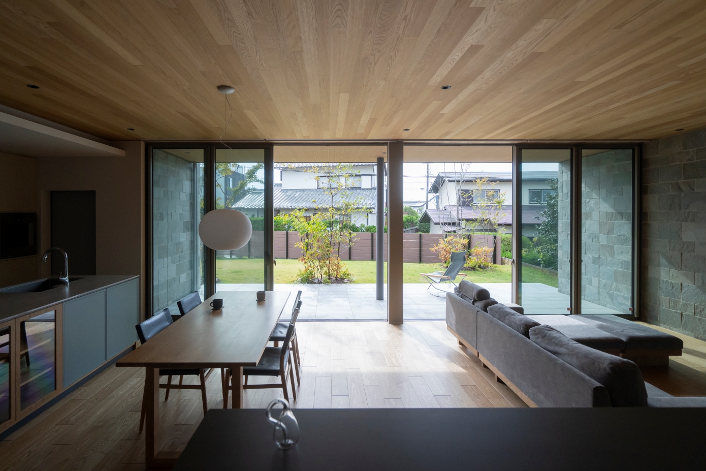 積水ハウス【デザイン住宅、趣味、ガレージ】庭とのつながりを感じられるLDK