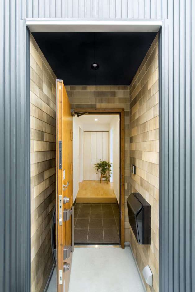 一級建築士事務所 GO_AN (ゴアン)【デザイン住宅、建築家、自然素材】玄関周りにもウッドシェイクを使用し統一感を出した。入って右側に6畳の個室を用意