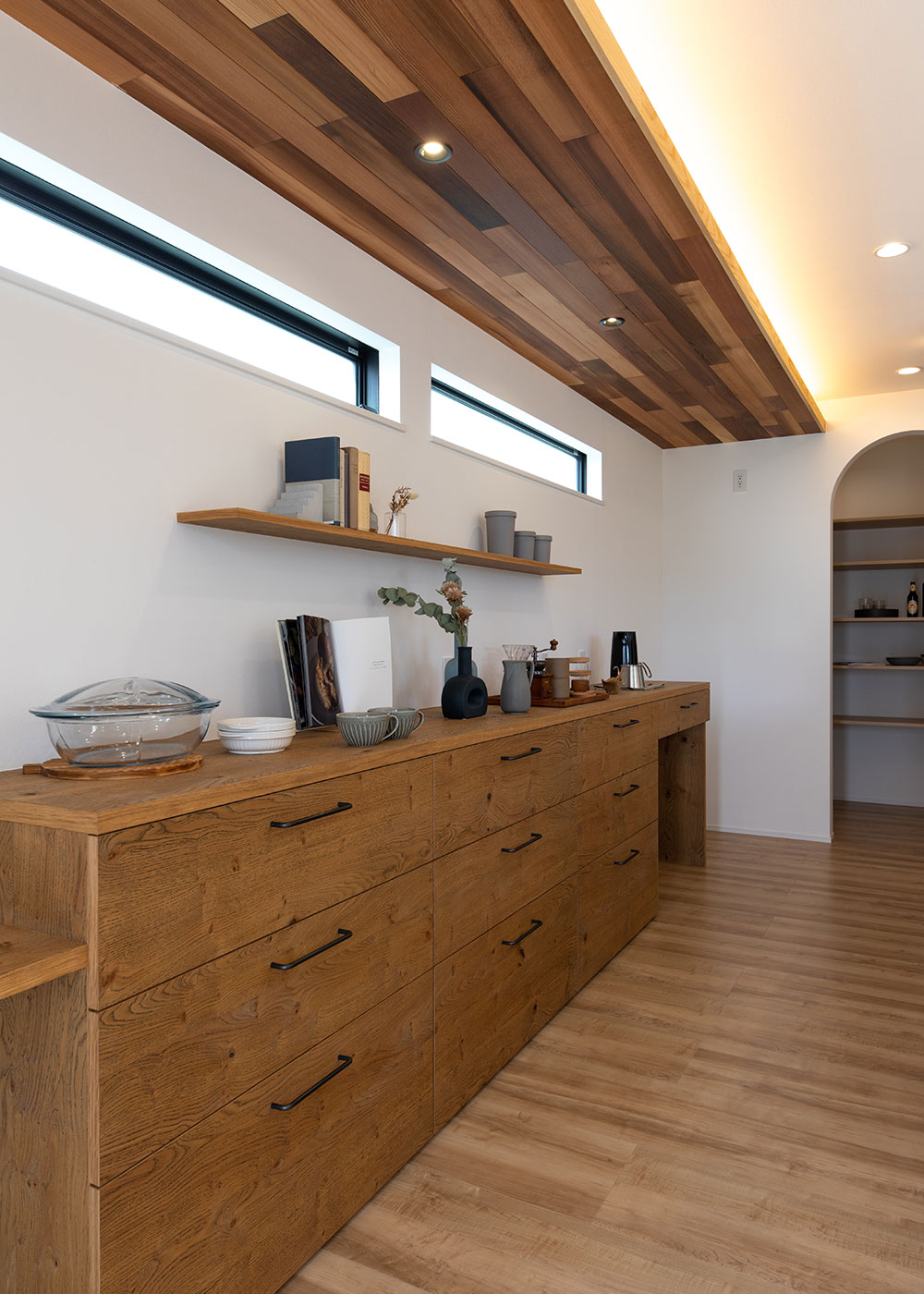 KUREKEN HAUS（榑林建設）【デザイン住宅、収納力、ペット】キッチンの造作収納も、家全体と統一したテイストでコーディネート。収納力も抜群で、見せる収納も楽しめる