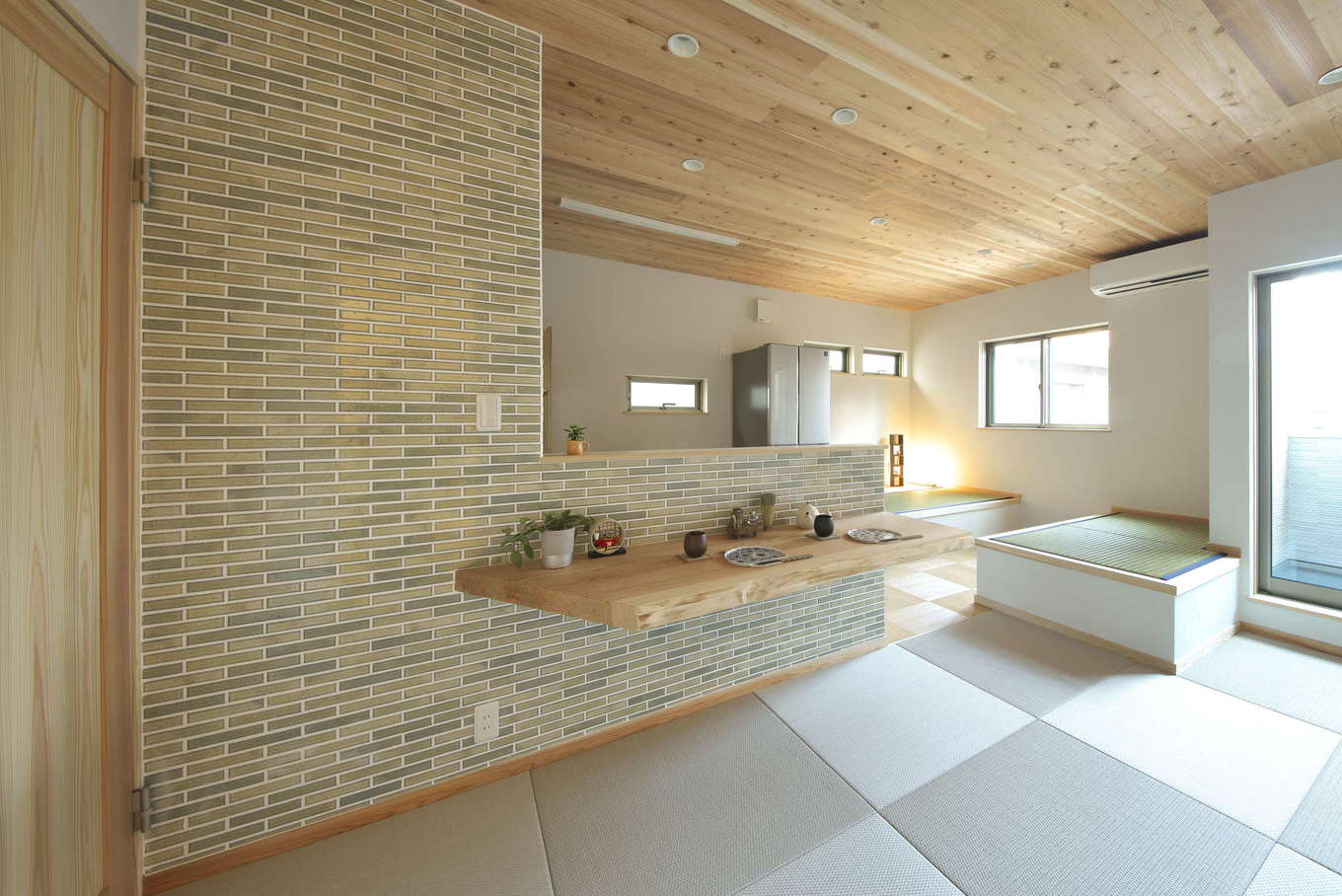 あすなろ設計事務所【自然素材、狭小住宅、ガレージ】落ち着いた雰囲気にもマッチする壁面のタイルは『あすなろ設計事務所』からの提案