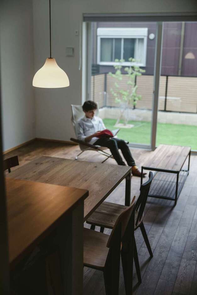 外と内のつながりが心地いいリビング。和も感じるペンダントライトは