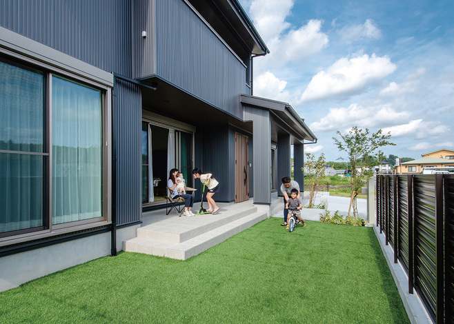 南面の庭にはテラスがあり、子どもたちは庭で遊ぶのが大好き。フェンスで視線を外しているため、BBQやプールも安心して楽しめる