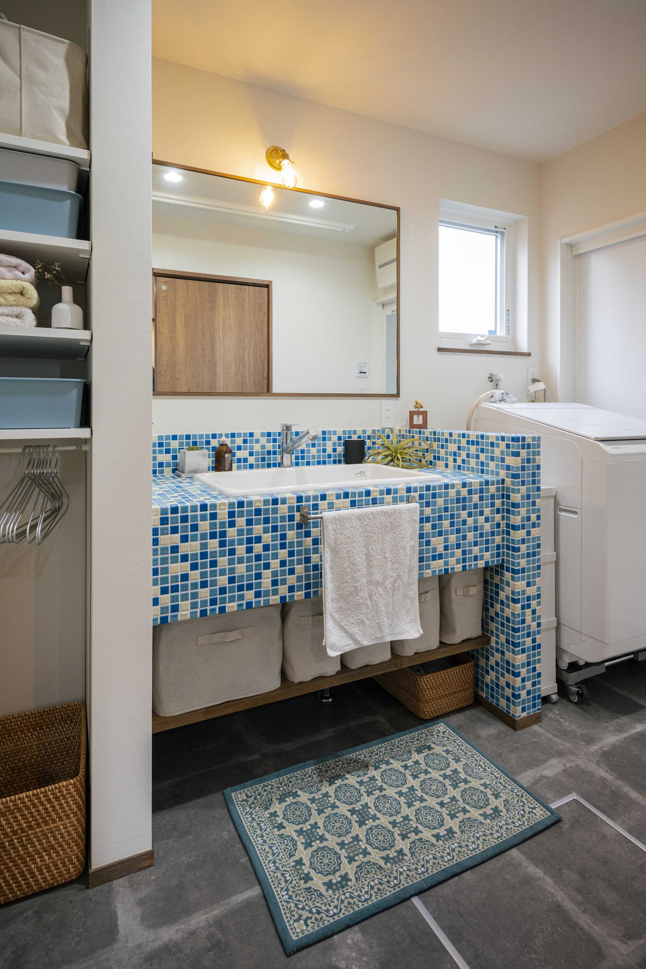グランハウス一級建築士事務所｜昭和レトロな洗面台を目指して、ブルーのモザイクタイルを採用。