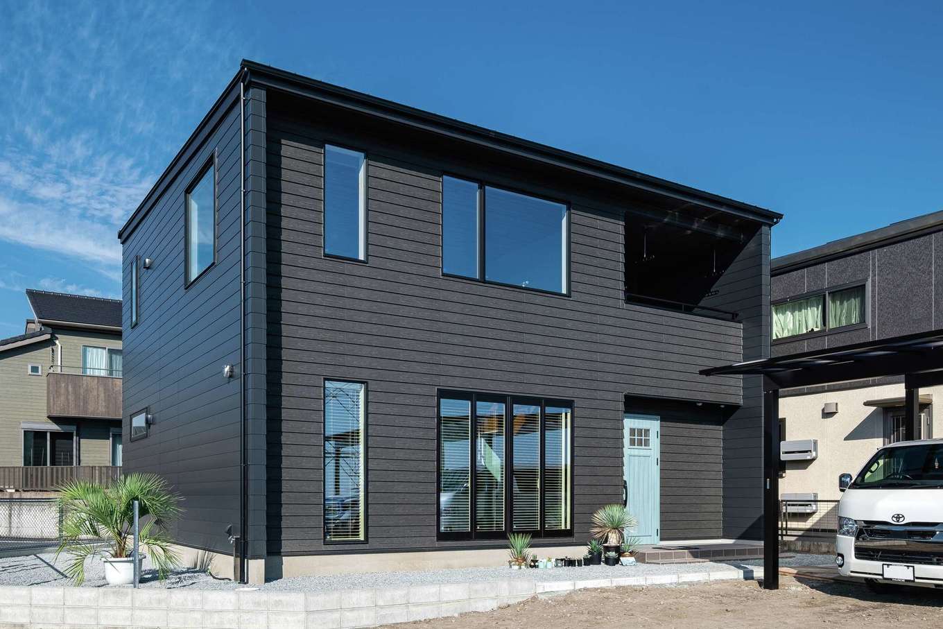 ぽっくハウス【リプルス】【デザイン住宅、趣味、間取り】道に面した3面はガルバを使用し、希望通り倉庫風の表情に。正面はラップサイディングを採用。統一感をもたせつつ重厚感と上質感が演出されている