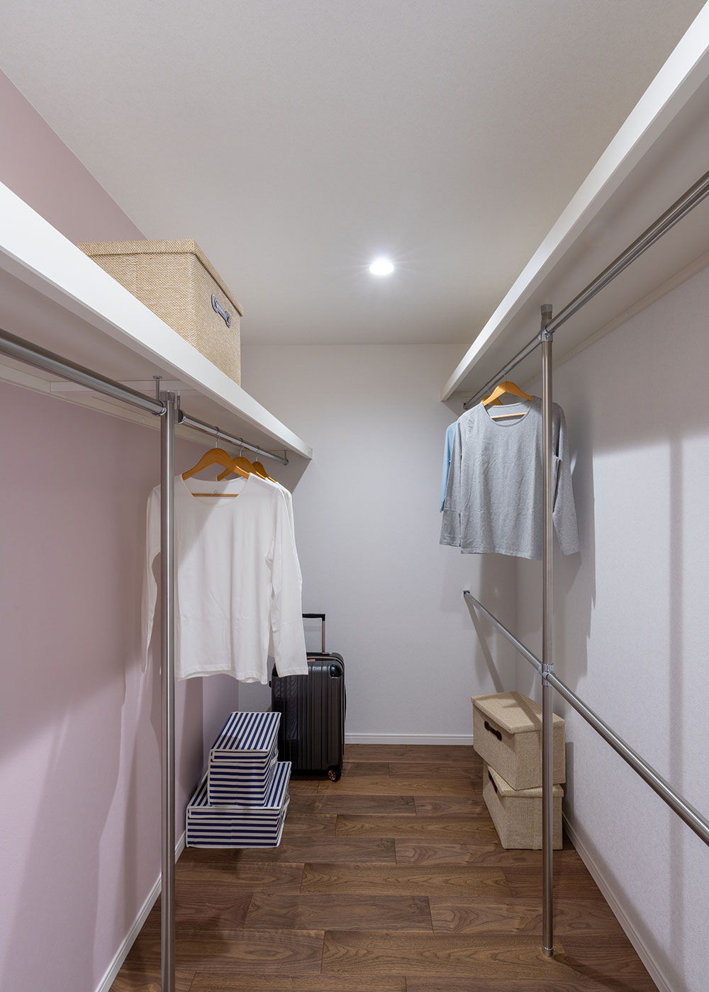 寺田工務店【デザイン住宅、省エネ、間取り】ウォークインクローゼットは、リビングと直結。左右のポールの高さや本数を変える工夫で、収納力をアップさせた