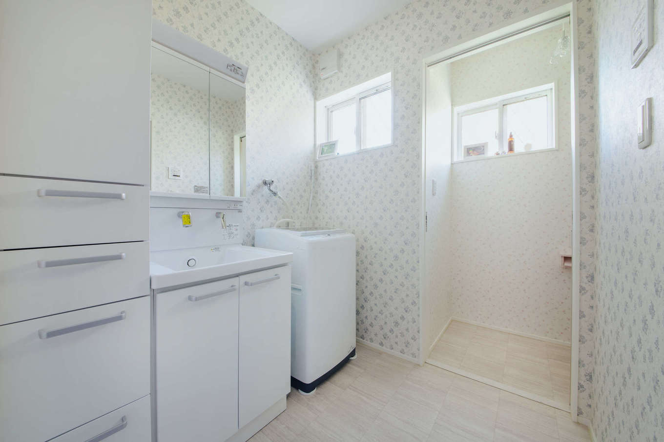 エフエフ住宅【1000万円台、夫婦で暮らす、平屋】水回りはリビングの北側にまとめて配置。白を基調とした内装と、窓からの採光によって、明るく清潔感のある雰囲気に