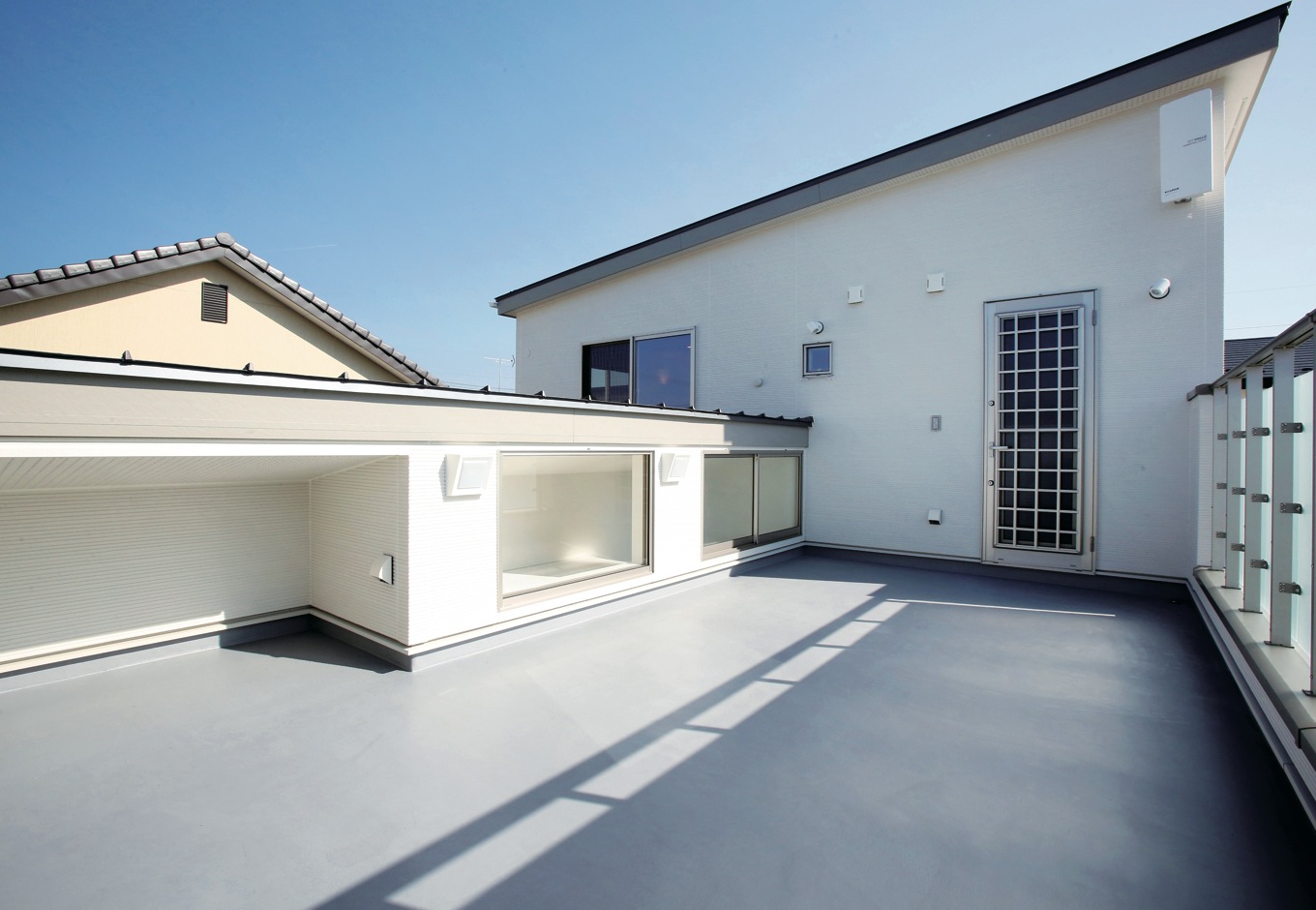片桐建設【デザイン住宅、間取り、ガレージ】ガレージ上のベランダ。洗濯物を干すのはもちろん、夏には家族でバーベキューを楽しむなど、多目的スペースとして毎日のように活用している