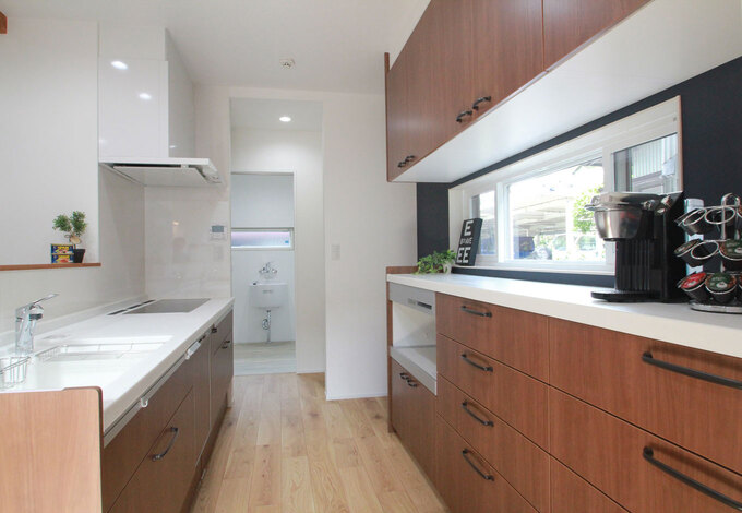 キッチンの奥にはパントリー→家事室とつながる間取り