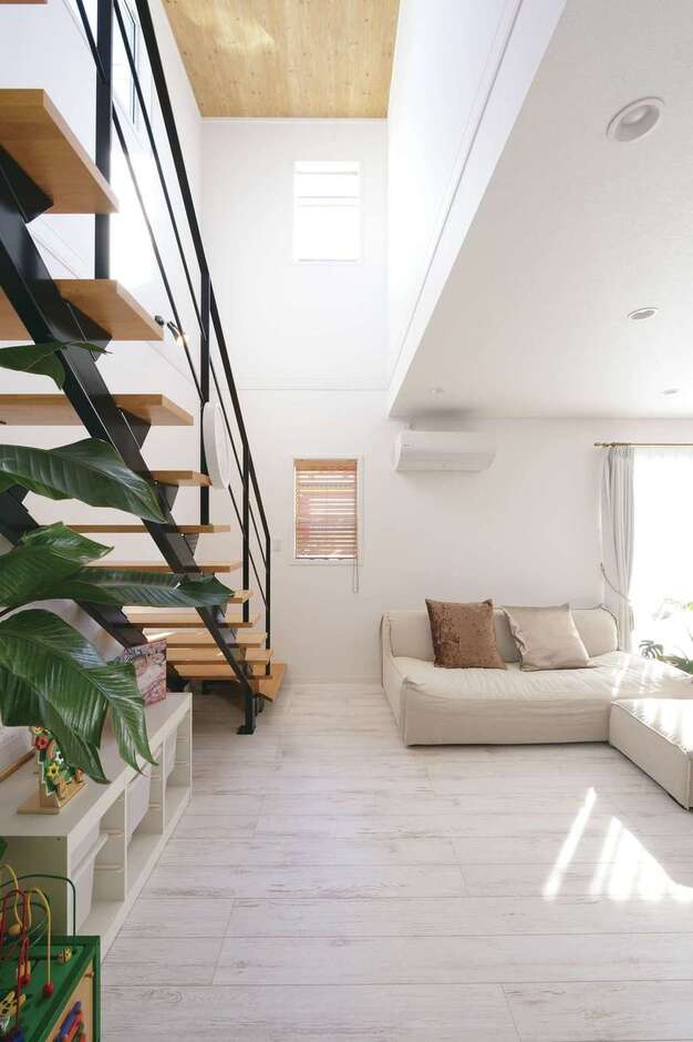 視線が開ける吹抜け空間。スケルトンの階段を採用したことで、より開放感が生まれた