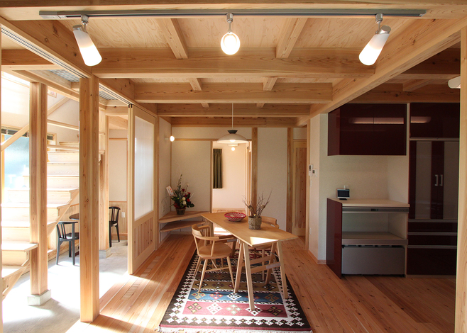 大きな窓からダイニングへ光が差し込む