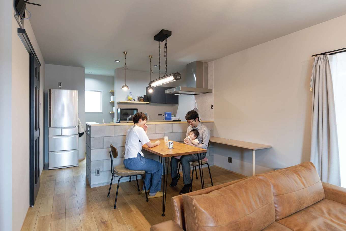 甲静ハウジング【デザイン住宅、趣味、間取り】好きなテイストと利便性が溶け合う。目が届く場所に宿題カウンターを依頼