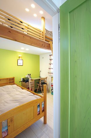 長男はグリーン、長女はピンクと、ドアと壁の色を合わせた子ども部屋。ロフトも設置し、縦の空間を有効利用