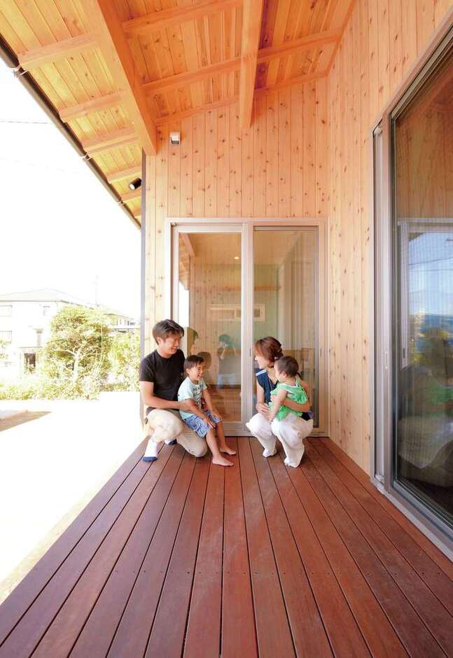 ウッドデッキの床材は、塗装なしでも傷み知らずのアマゾンジャラ。手入れの必要がないため、のびのび過ごせるのが嬉しい