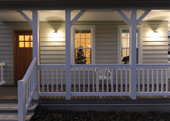 アメリカ映画のワンシーンに出てきそうなアプローチ。ラップサイディングを照らすブラケットの光があたたかく迎えてくれる。玄関ドアは重厚感のある輸入ドアを採用