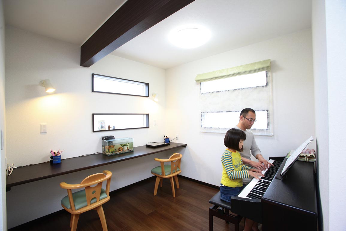 アフターホーム【1000万円台、デザイン住宅、狭小住宅】ご主人の趣味のピアノが置かれた、リビングの一角にある子どもたちの勉強スペース