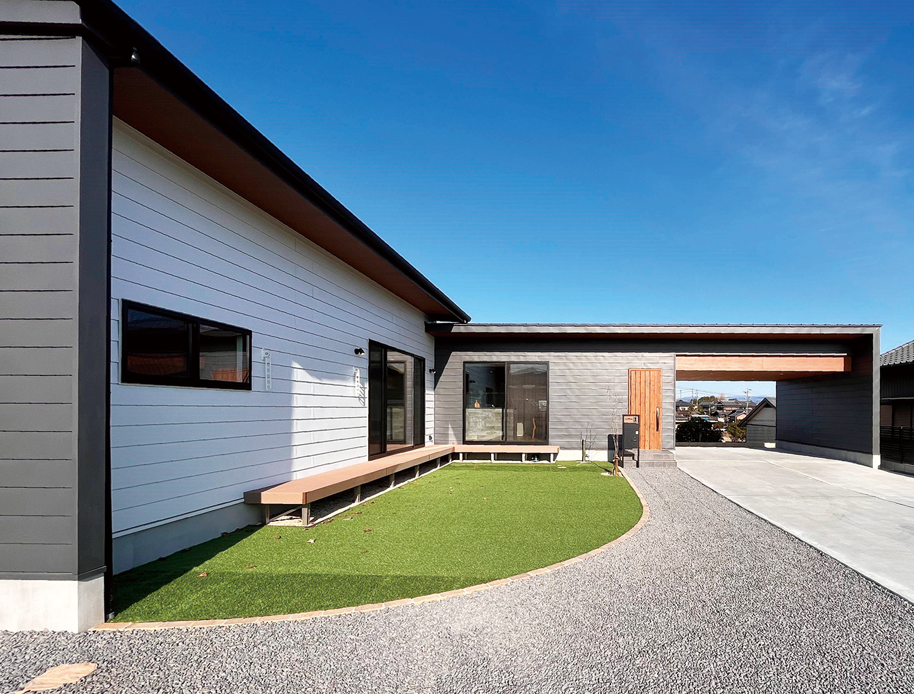 長坂篤建築研究所│nalabo（エヌエーラボ）【建築家、平屋、ガレージ】庭の芝はメンテナンス負担の少ない人工芝に。リビング側の外壁は物干し用のアームを取り付け。晴れた日はここに洗濯物を干す