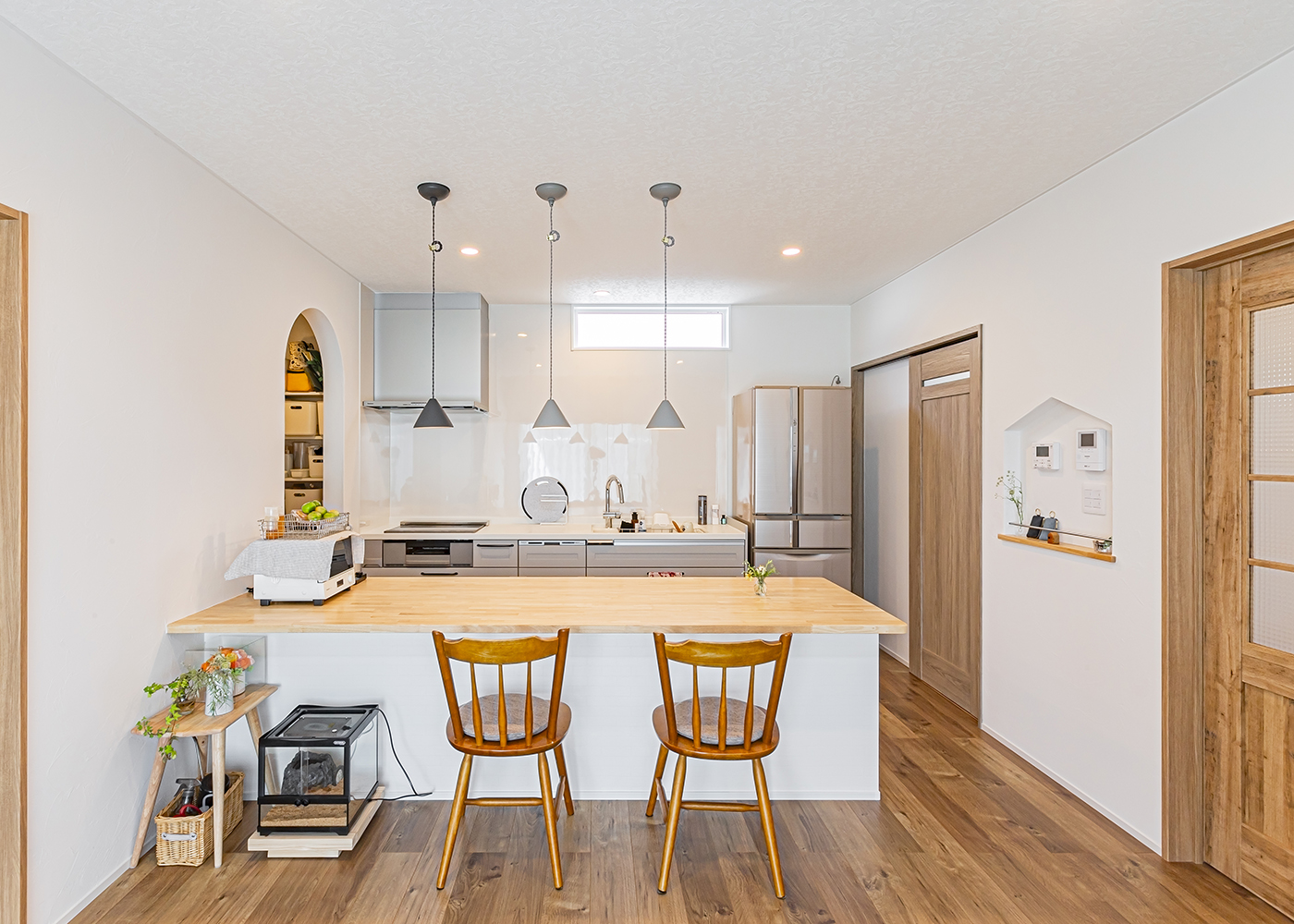 cozy house（小塚建設）【二世帯住宅、間取り、平屋】天板の幅が1m以上ある造作のカウンターは、料理中の作業台でもあり、家族が集まるダイニングテーブル。スペースを有効活用しながら賑わいが生まれる場所づくりに
