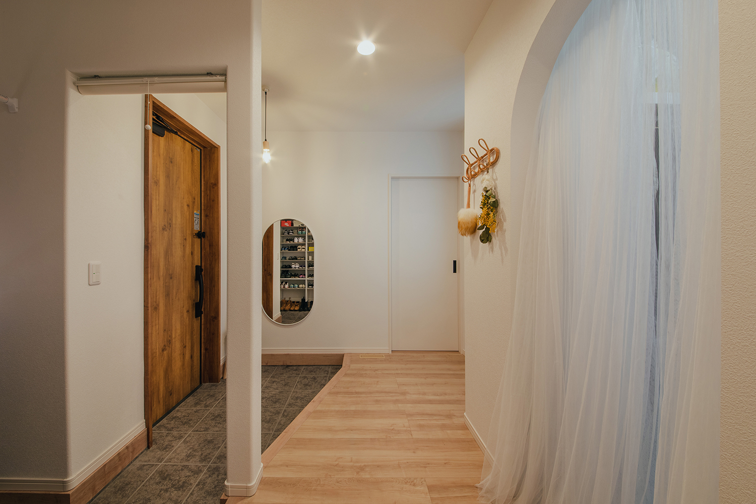 子育て安心住宅 Design Craft Office【デザイン住宅、子育て、間取り】スッキリとした落ち着きのある印象のシューズクローク付き玄関