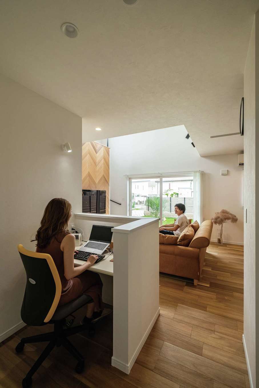 ぽっくハウス【リプルス】【デザイン住宅、趣味、間取り】東京の会社に勤務する奥さまは、コロナ以前からリモートワークだったそう。吹抜け、TV、庭が見える場所にカウンターを造作し、以前より快適に仕事をこなしている