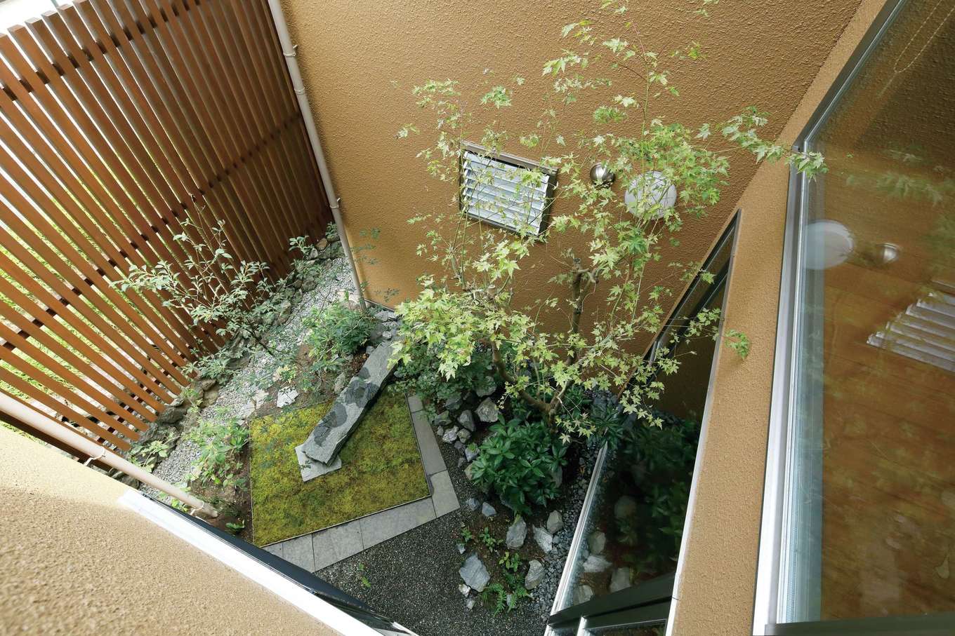 瀧建設 一級建築士事務所【和風、高級住宅、建築家】2階からはまた異なる風情を楽しめる玄関の中庭。夜は敷石のすきまから薄明かりがもれて情緒的