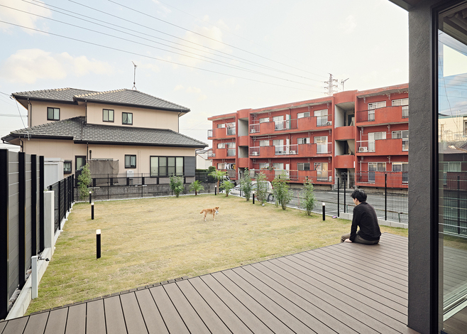 ドッグランは愛犬が独り占めできる贅沢な空間。わざわざ散歩に出かけなくても、家にいながら遊んだり、駆け回ったり。一面芝敷きで、夜間照明も設けてある。広いデッキではバーベキューを楽しむことも！