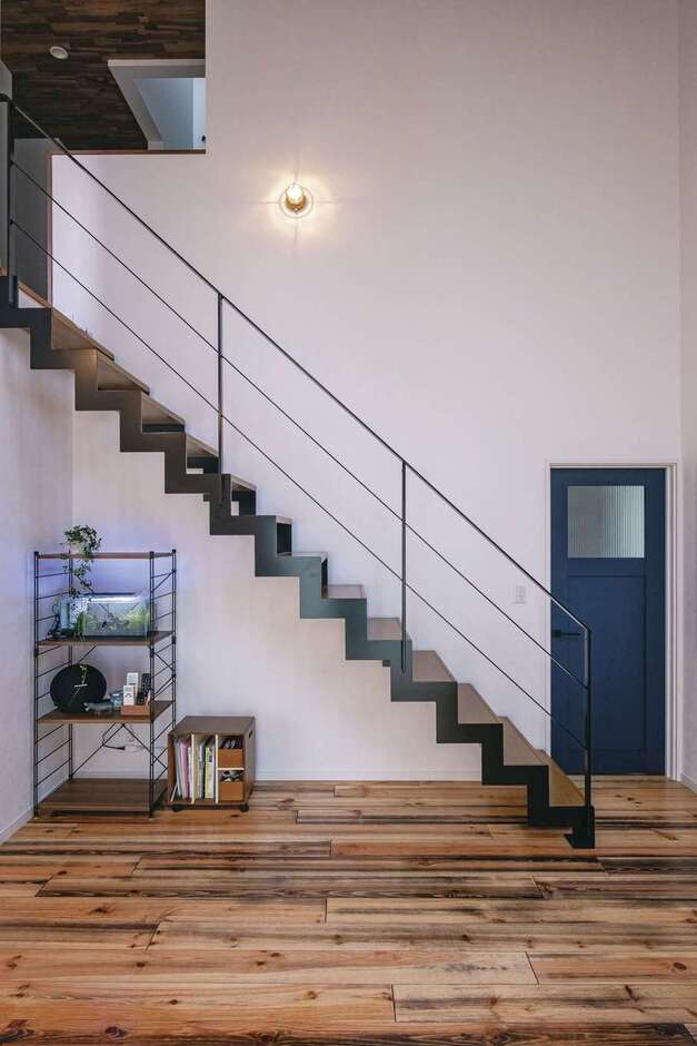 『アフターホーム』から提案されたというアイアンのストリップ階段は実用とデザイン性を兼ね、存在感抜群。サーファーズハウスを意識して階段の照明はマリンランプを採用
